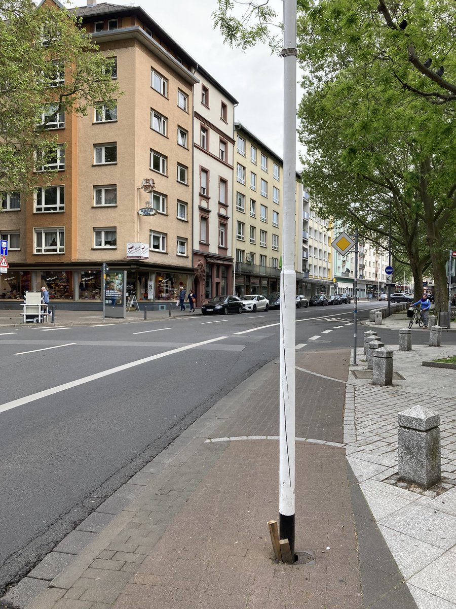 jakob_mitk's tweet photo. Radweg. Oder wie man in @mainz_de sagt: Bester Ort fürn Fahnenmast. https://t.co/DMRlRLI24V