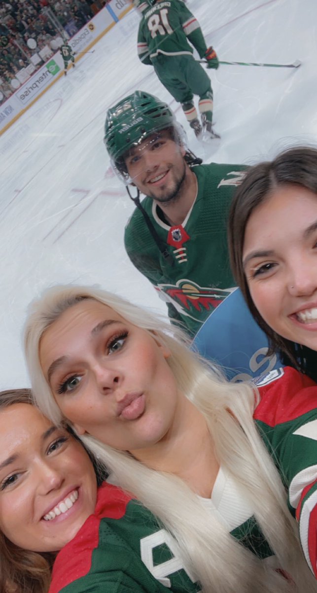 Fotowunsch mit Kevin Fiala? Kein Problem für den Schweizer Stürmer der Minnesota Wild! ❤️

(📸 <a href="/mnwild/">x - Minnesota Wild</a> / <a href="/caratowers/">cara</a>) | #mnwild | <a href="/kevinfiala22/">Kevin Fiala</a> | #Fiala