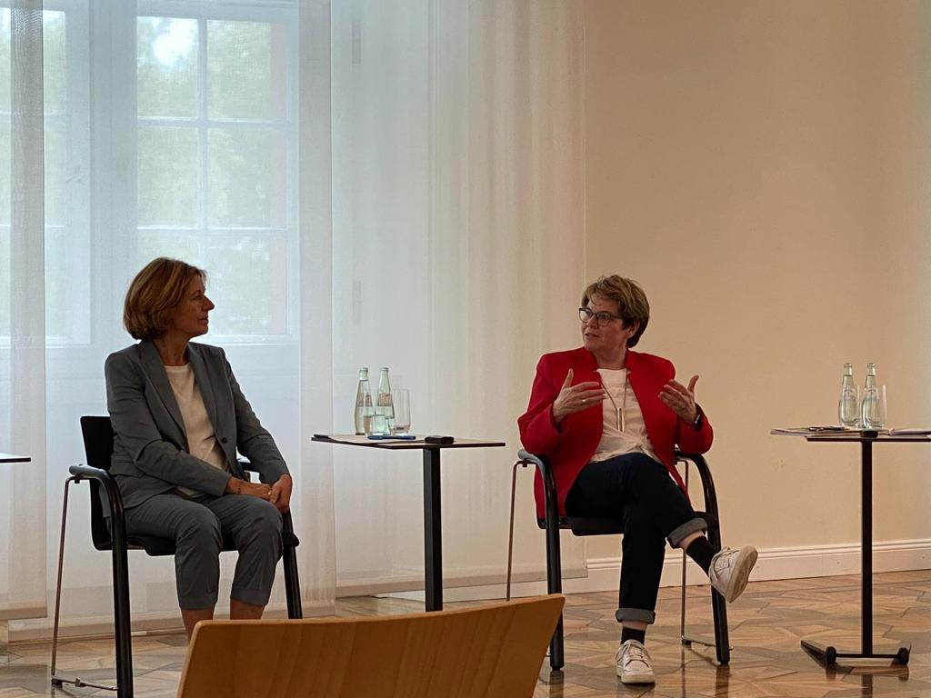 LiNN_rlp's tweet photo. Unsere Projektleiterin @annettescholl hat heute neben Ministerpräsidentin @maludreyer in einer fishbowl zum Thema Engagementförderung und Engagementpolitik in #rlp mitdiskutiert! #engagement #landesnetzwerk #bürgerschaftlichesengagement #jahrestreffen https://t.co/0GBePWFoJG
