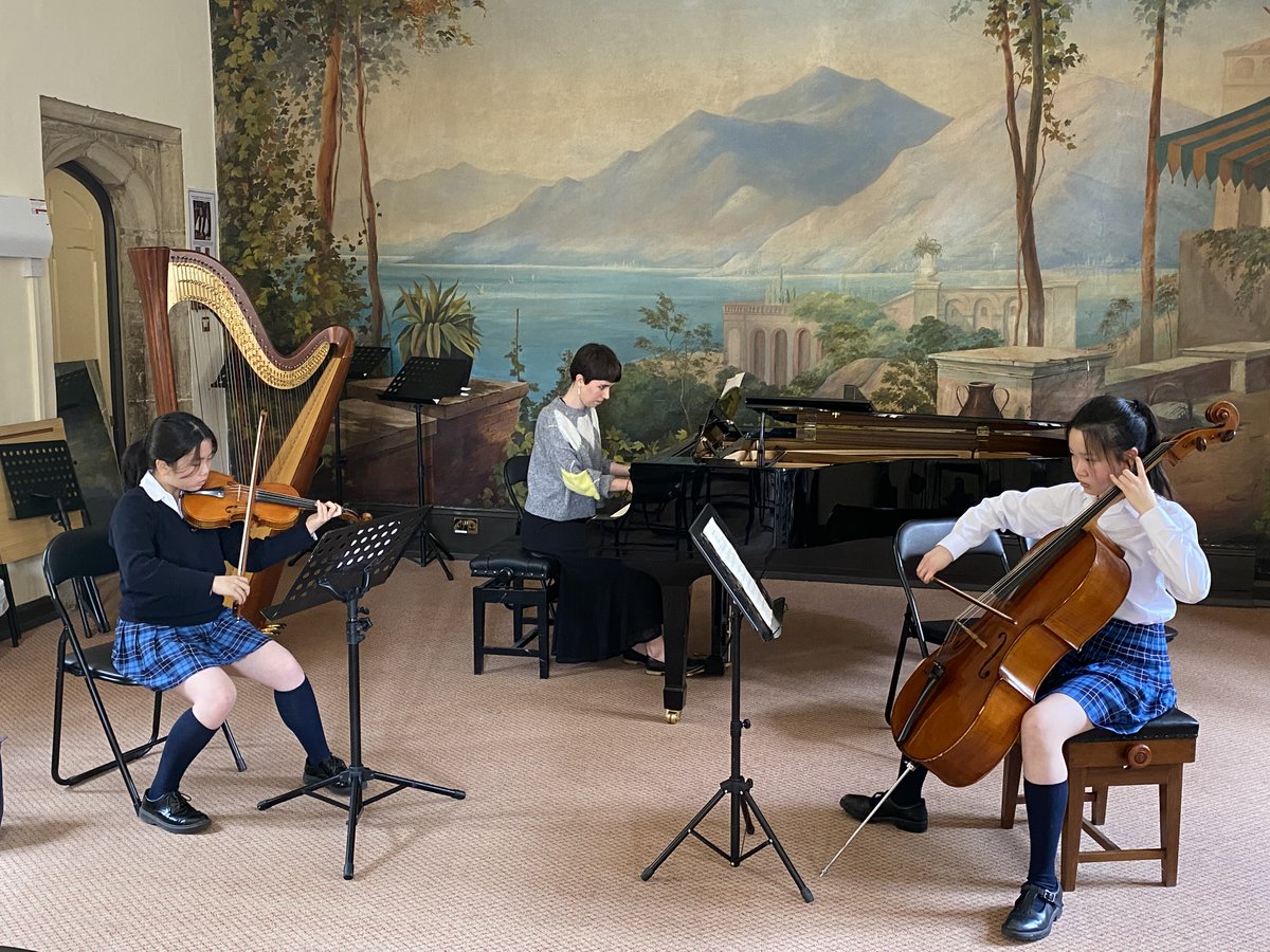Mayfieldgirls's tweet photo. Mayfield’s musicians performed brilliantly at today’s Lunchtime Concert, part of the @MayfieldFest. Congratulations to everyone involved! 🎉🎼 https://t.co/q207HNchzJ