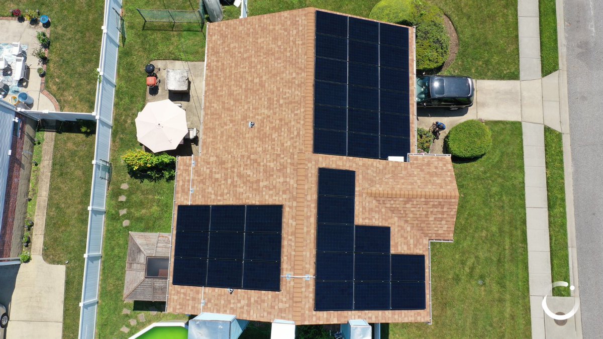 EmPowerSolar's tweet image. #PowerMoveThursday ⚡
Location: Syosset, NY
System size: 12.4 kW / 37 Panels / 335 Watt Panels
Annual Electric Savings: $2,971!

Check back in two weeks to discover how much your neighbors are #SavingWithSolar! #SolarEnergy #SolarPanels #LongIsland