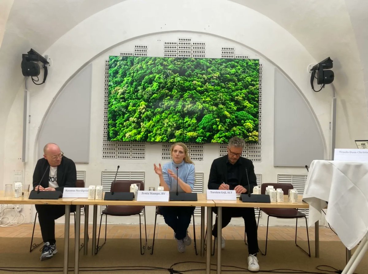 Der skal langt mere fokus på den globale biodiversitetskrise, og der skal handles nu! 
Danmark kan gøre meget mere, og derfor var det enormt positivt , at <a href="/92_gruppen/">92-gruppen - Forum for Bæredygtigt Udvikling</a> i dag inviterede til biodiversitetskonference på Christiansborg. 

#biodiversitet #dkpol