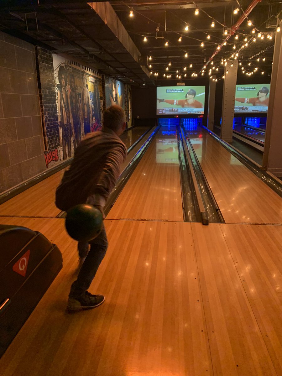 LaddersHQ's tweet photo. Day 2 of our 2022 Global Meet is a wrap! After a day of talking shop followed by a fireside chat with Ladders CEO David Fisch, our team enjoyed a well-deserved evening of dinner, bowling and sightseeing in Times Square. Cheers!🗽🍎🚕  #LaddersGM2022 #SKO https://t.co/CY2h1L4U3h