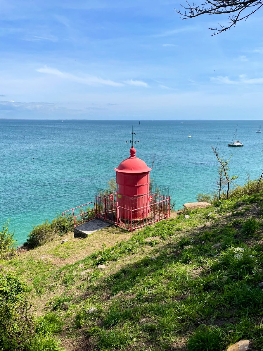 iledegroixbzh's tweet photo. Le plus petit phare de France serait celui de La Croix à Groix. N’est-ce pas @Gardien2Phare ? 4m de haut, posé sur un socle de ciment, très bien entretenu, ses feux semblent tout neufs. Reste un vestige de prise de téléphone. Amusant en ce jour d’arrivée de la fibre sur l’île. https://t.co/xayF3TXmba