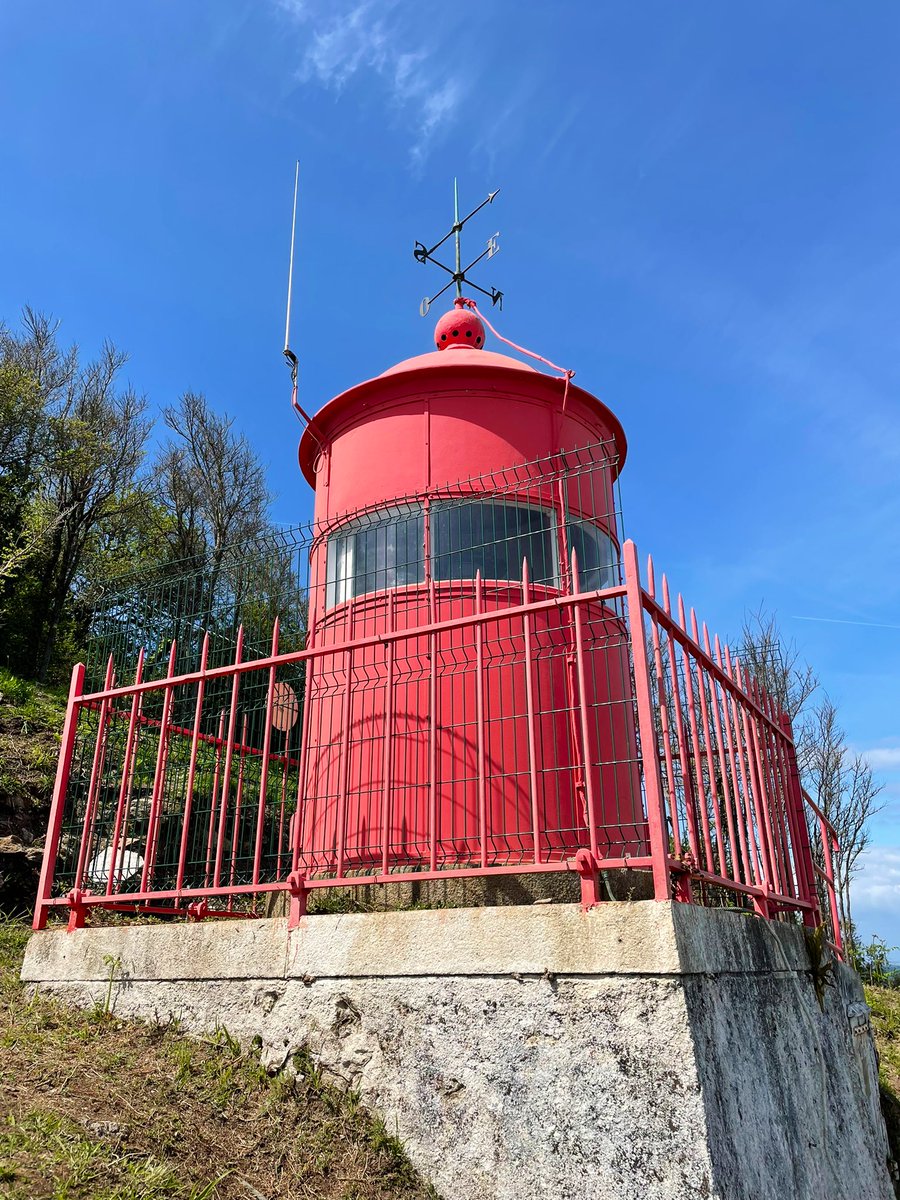iledegroixbzh's tweet photo. Le plus petit phare de France serait celui de La Croix à Groix. N’est-ce pas @Gardien2Phare ? 4m de haut, posé sur un socle de ciment, très bien entretenu, ses feux semblent tout neufs. Reste un vestige de prise de téléphone. Amusant en ce jour d’arrivée de la fibre sur l’île. https://t.co/xayF3TXmba