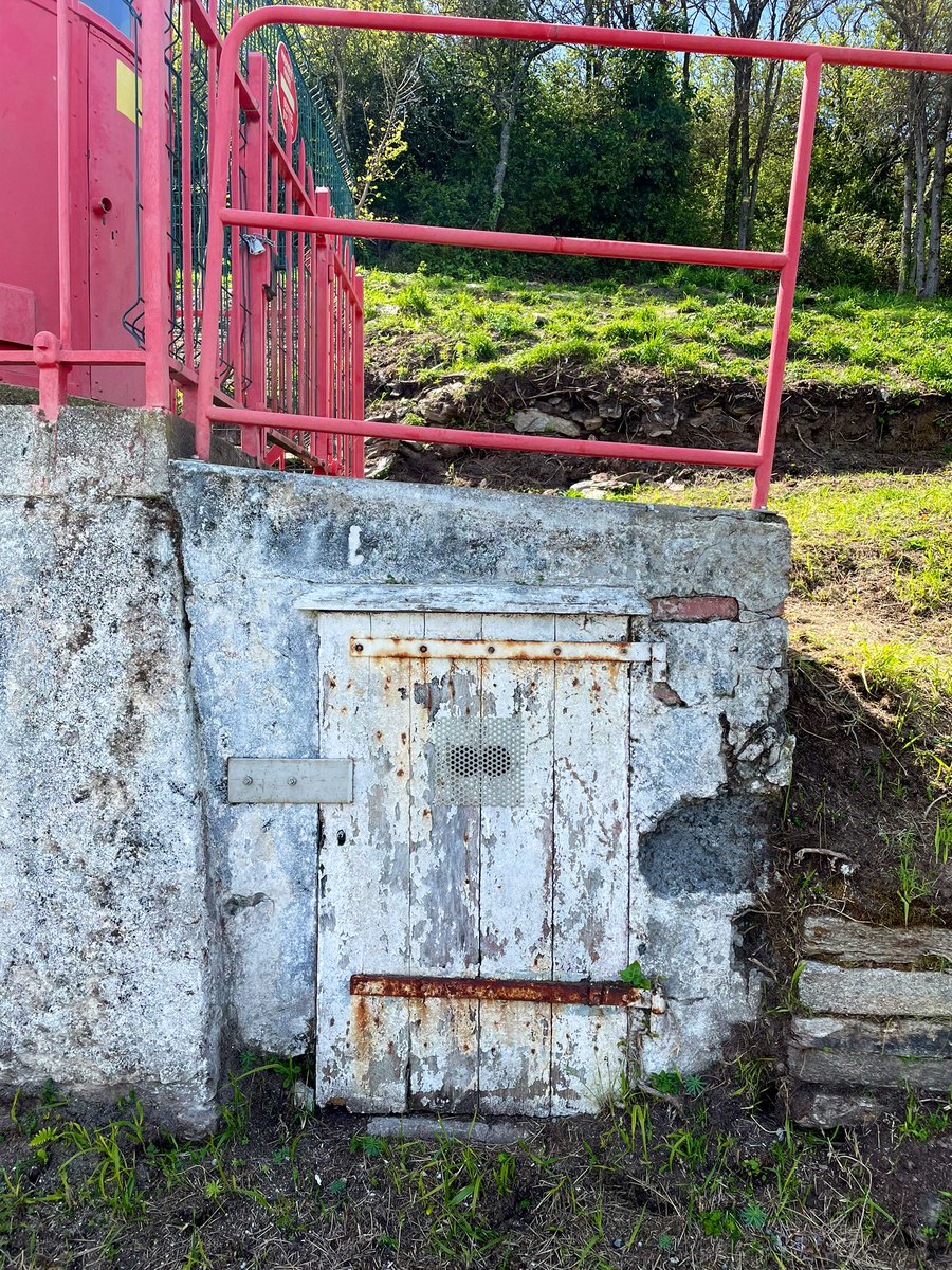 iledegroixbzh's tweet photo. Le plus petit phare de France serait celui de La Croix à Groix. N’est-ce pas @Gardien2Phare ? 4m de haut, posé sur un socle de ciment, très bien entretenu, ses feux semblent tout neufs. Reste un vestige de prise de téléphone. Amusant en ce jour d’arrivée de la fibre sur l’île. https://t.co/xayF3TXmba