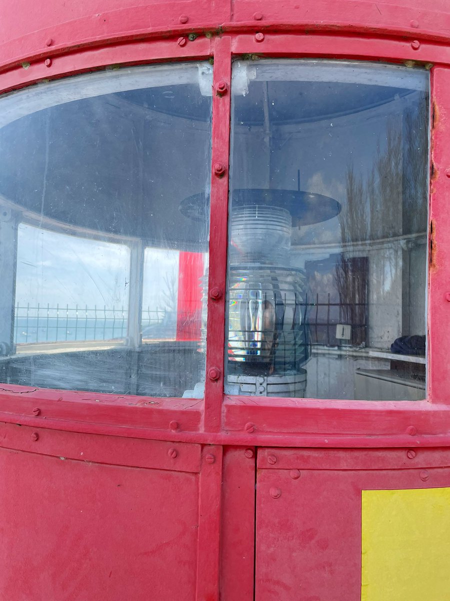 iledegroixbzh's tweet photo. Le plus petit phare de France serait celui de La Croix à Groix. N’est-ce pas @Gardien2Phare ? 4m de haut, posé sur un socle de ciment, très bien entretenu, ses feux semblent tout neufs. Reste un vestige de prise de téléphone. Amusant en ce jour d’arrivée de la fibre sur l’île. https://t.co/xayF3TXmba