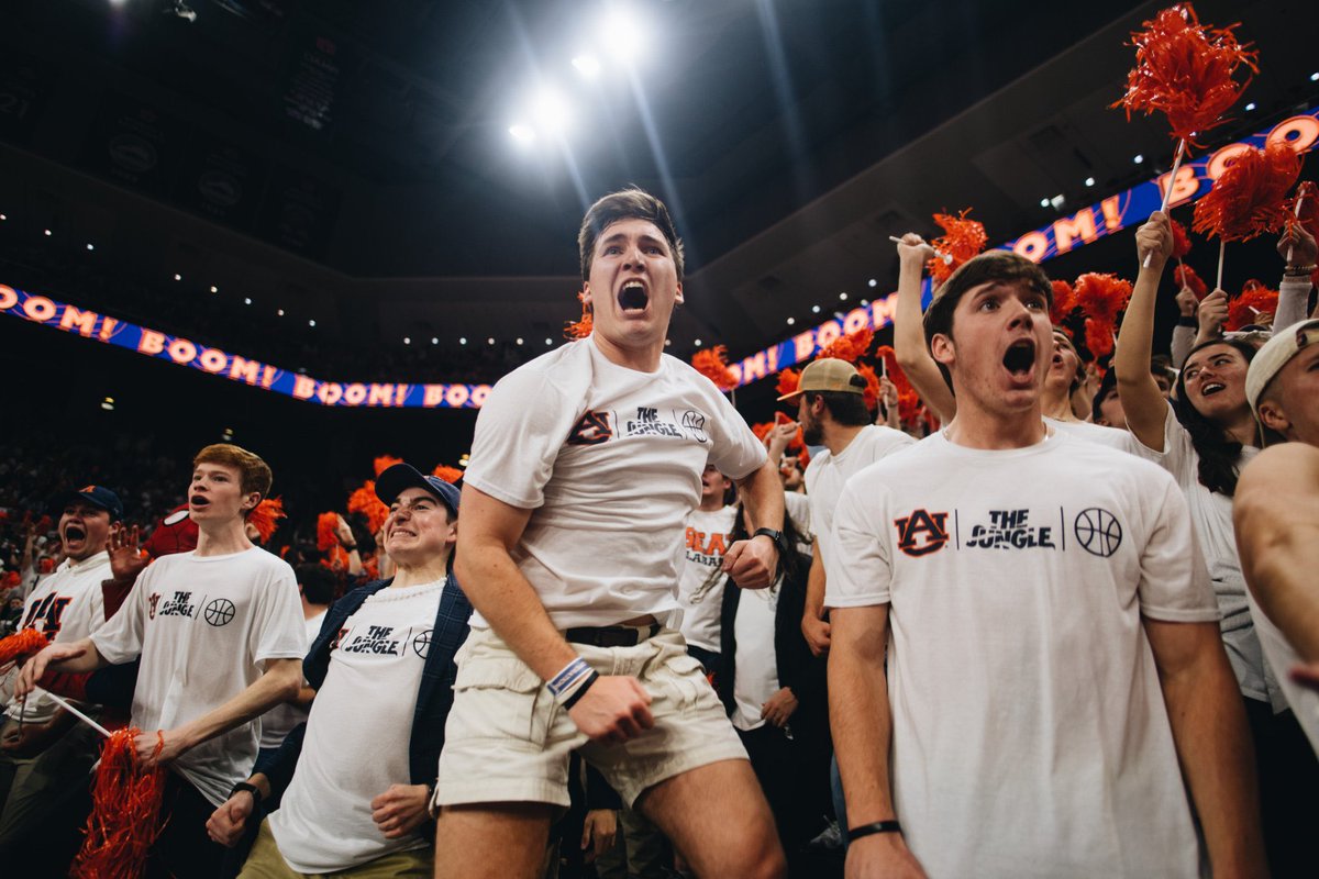 bay_marks's tweet photo. This week marked my last on the @AUJungle leadership staff. Thank you @AuburnMBB for all of the special moments these past four years. A final four, two SEC titles, and much more. Will never forget being in the nation’s greatest student section.

#WarEagle | #FearTheJungle https://t.co/u23FdEakzi