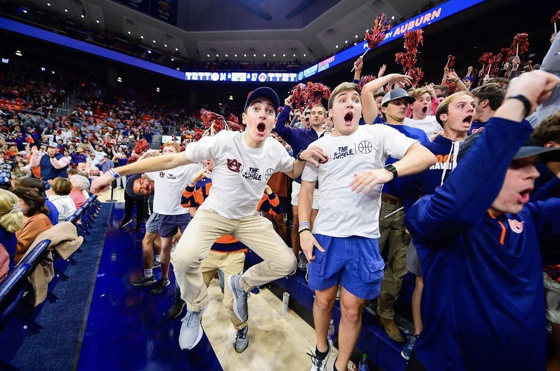 bay_marks's tweet photo. This week marked my last on the @AUJungle leadership staff. Thank you @AuburnMBB for all of the special moments these past four years. A final four, two SEC titles, and much more. Will never forget being in the nation’s greatest student section.

#WarEagle | #FearTheJungle https://t.co/u23FdEakzi