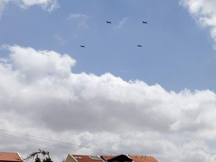 theteachpreach's tweet photo. Israeli Air Force flyover over my hometown of Efrat, Israel today for Israeli Independence Day. Happy 74th Israel!

#YomHaatzmaut #plane #IsraelIndependenceDay https://t.co/78bVLHZ0Na