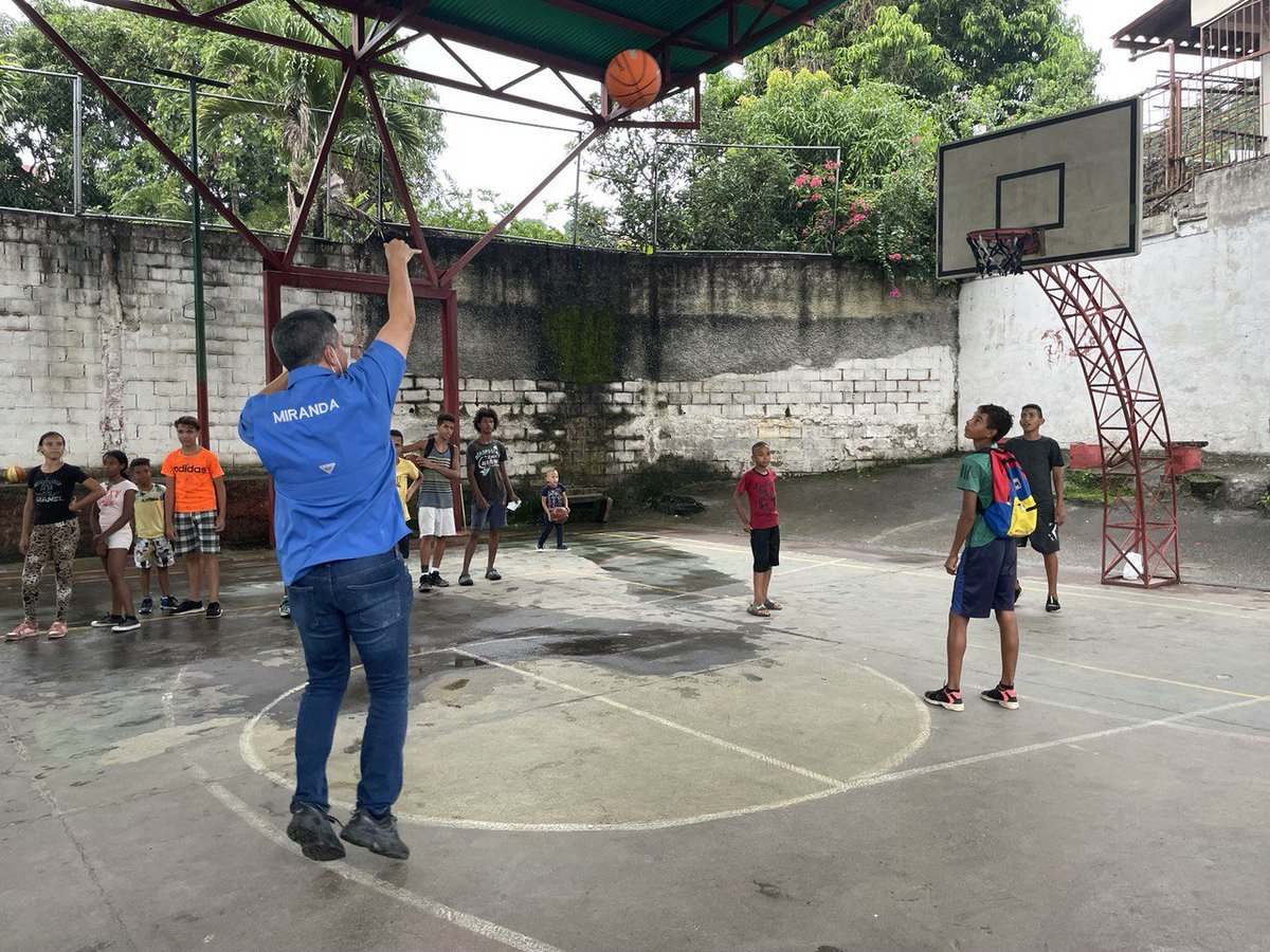 DavidUzcategui's tweet photo. Me encantan los deportes, y les enseño a mis hijos lo bonito de cada disciplina. En este Día Mundial del Atletismo rescatemos el deportes en nuestras vidas! 

Mi grano de arena es seguir trabajando para elevar el sueño de llevar a “Miranda Deportiva” los rincones del estado. https://t.co/8MQRlJKixN