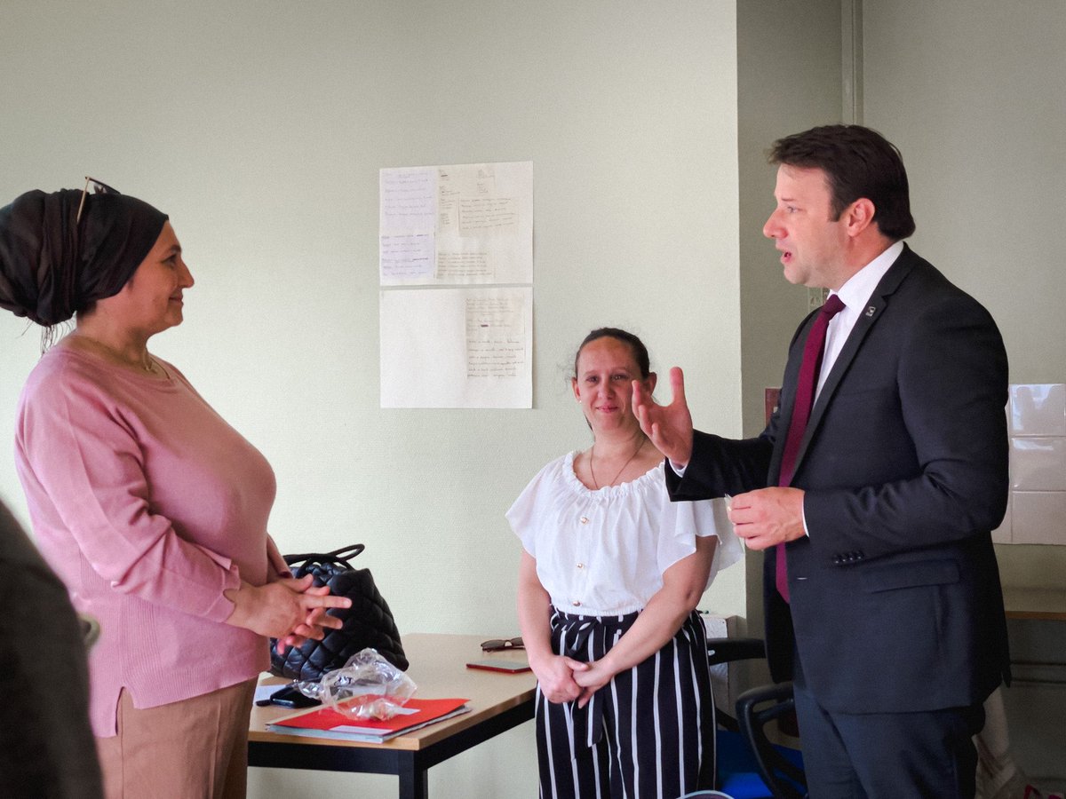 Se former pour construire son avenir

Dans le quartier Bellevue de #Redon, j'ai pu rencontrer les stagiaires de "#LavoixDesFemmes", accompagnées par la "Prépa Avenir territorial", une aide de la <a href="/regionbretagne/">Région Bretagne</a> pour des femmes souhaitant construire leur avenir professionnel.