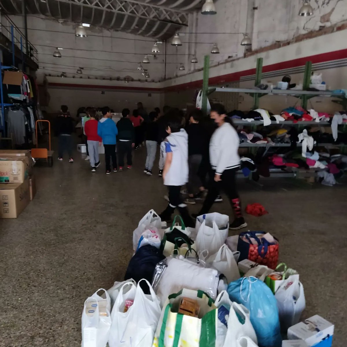 escolageneralp1's tweet photo. Avui els alumnes de 5é han portat a un punt de recollida que hi ha a Reus (Open Europe) tots els aliments i roba que heu anat portant aquestes setmanes a l' escola per a poder ajudar a Ucraïna.
Gràciesss a tots!!!! #materialperucraïna #openeurope #collaboració #totsfemescola https://t.co/cSPjwlKhYb