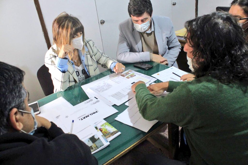 stellamcordoba1's tweet photo. SOLUCIONES HABITACIONALES 🏡
Mantuve un nuevo encuentro con las trabajadoras y trabajadores del PROMAT. Un programa del @IPVDUTUC1, de Provisión de materiales y autoconstrucción asistida, que provee soluciones en distintos puntos de la provincia. https://t.co/XeXgk9CfcA