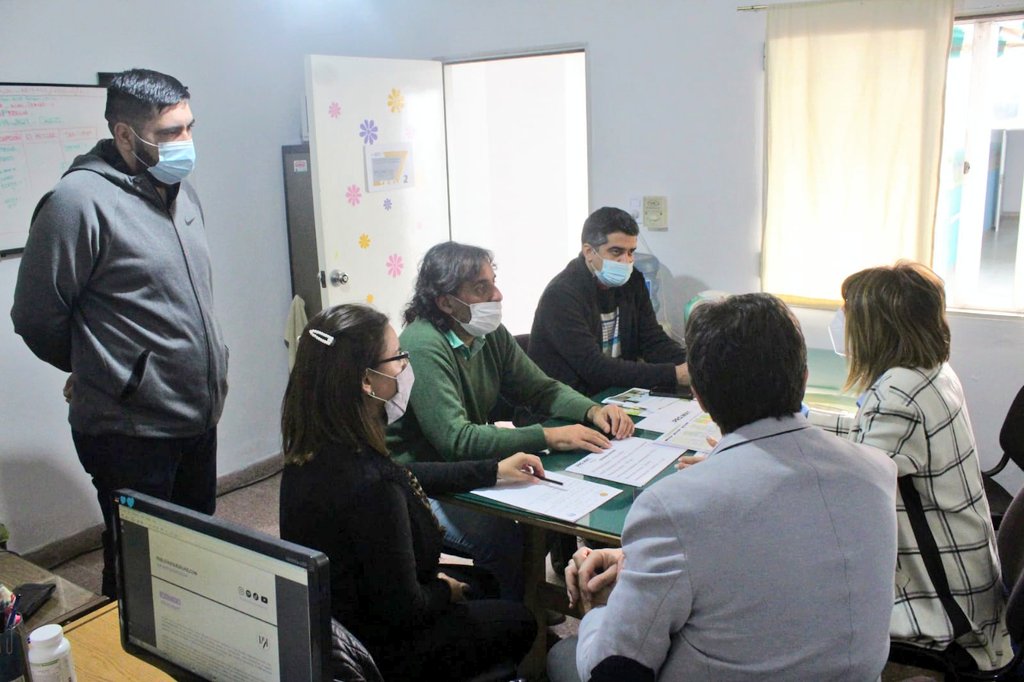 stellamcordoba1's tweet photo. SOLUCIONES HABITACIONALES 🏡
Mantuve un nuevo encuentro con las trabajadoras y trabajadores del PROMAT. Un programa del @IPVDUTUC1, de Provisión de materiales y autoconstrucción asistida, que provee soluciones en distintos puntos de la provincia. https://t.co/XeXgk9CfcA