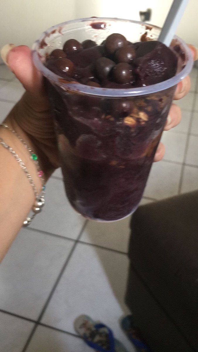 LucaPortugal's tweet photo. Como deixar a gata feliz em 1 passo: 

1° passo: compre um açaí

Resultado: Gata feliz❤😊 https://t.co/9dNxCU3UF7