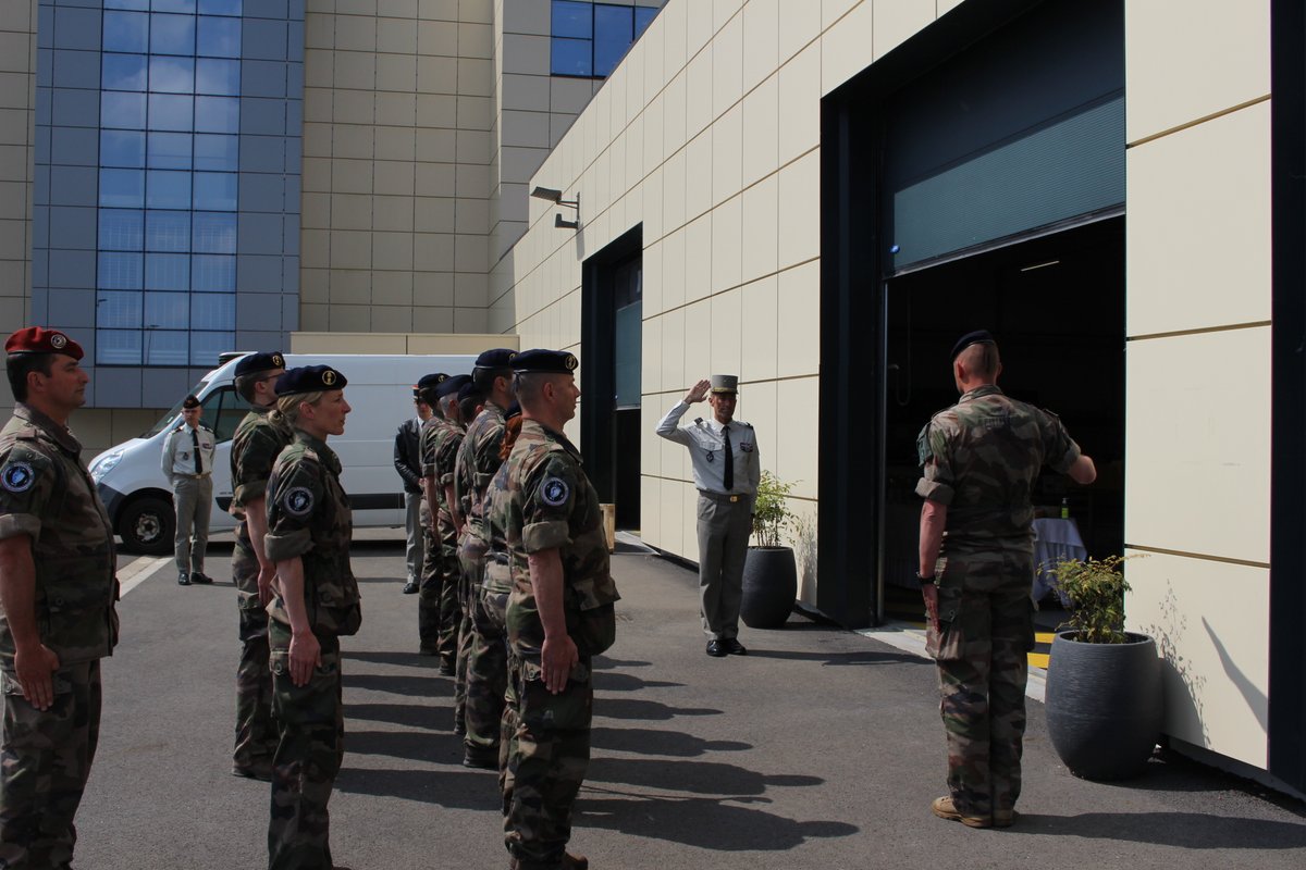 ReserveComcyber's tweet photo. En visite au Groupement de la cyberdéfense des armées à Rennes, le général de brigade Bruno Gardy, délégué interarmées aux réserves, salue les réservistes opérationnels du @ComcyberFR présents à la session d'acculturation militaire. #NotreDefense #FiersDeNosRéservistes https://t.co/BbPID1VZr9