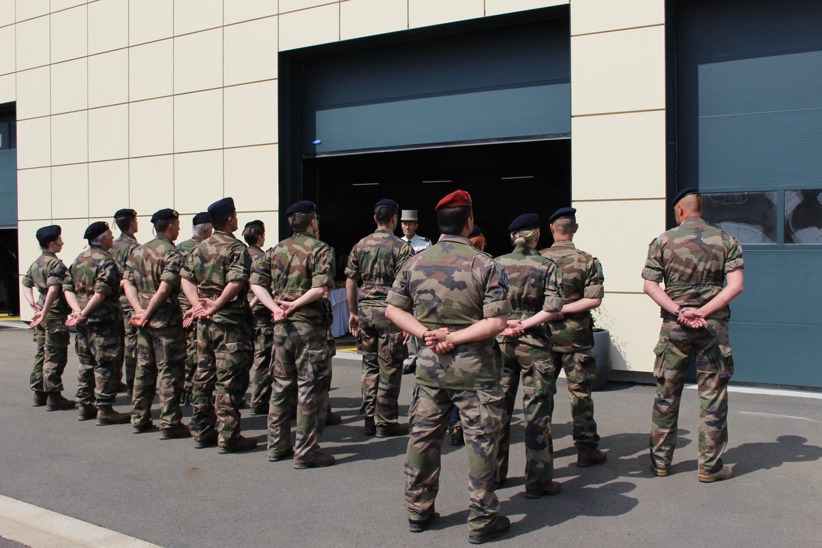 ReserveComcyber's tweet photo. En visite au Groupement de la cyberdéfense des armées à Rennes, le général de brigade Bruno Gardy, délégué interarmées aux réserves, salue les réservistes opérationnels du @ComcyberFR présents à la session d'acculturation militaire. #NotreDefense #FiersDeNosRéservistes https://t.co/BbPID1VZr9