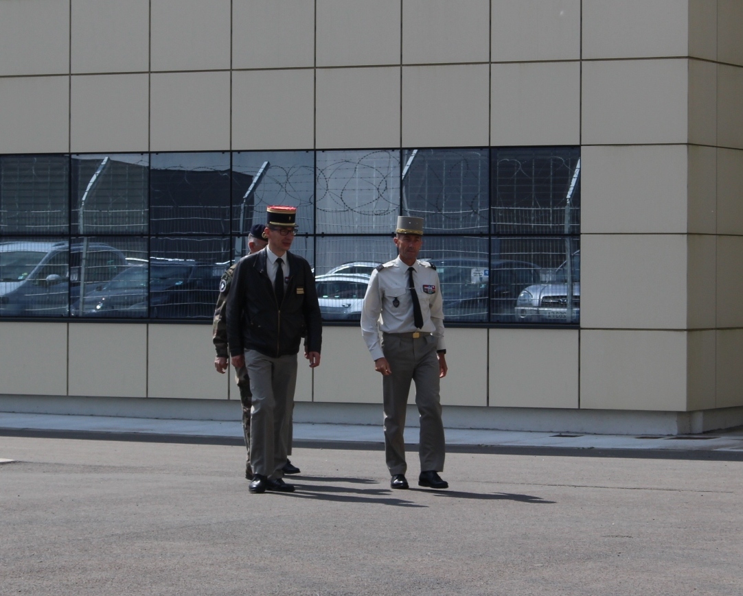 ReserveComcyber's tweet photo. En visite au Groupement de la cyberdéfense des armées à Rennes, le général de brigade Bruno Gardy, délégué interarmées aux réserves, salue les réservistes opérationnels du @ComcyberFR présents à la session d'acculturation militaire. #NotreDefense #FiersDeNosRéservistes https://t.co/BbPID1VZr9