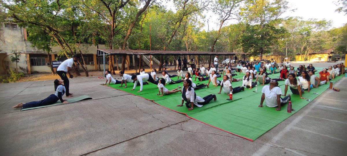 NSSGGVBILASPUR's tweet photo. योग एक आसन है। व्यायाम है। जो हम सबको निरोगी बनाता है। योग को अपने जीवन में उतारकर, आप अपने भीतर खुद के प्रति विश्वास, ऊर्जा और अच्छी बुद्धि, अच्छे विचार उत्पन्न कर सकते है। योगा से ही होगा -  योग करे स्वस्थ रहे! https://t.co/UMFDm4mVBZ
