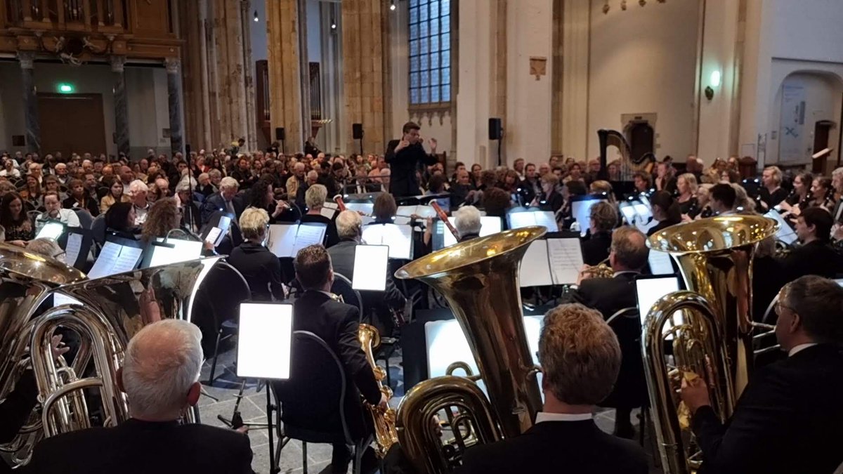 gelre's tweet photo. We kijken terug op een heel mooi Herdenkingsconcert in een goed gevulde kerk. Een fijne artistieke samenwerking met spoken word artists Hanneke Voskuilen en Mei-Yun Boswinkel, en harpiste Roelina Schouten. 

Dank aan de Stichting Viering Nationale Feest- en Gedenkdagen #Arnhem! https://t.co/TNRP6y6MKj