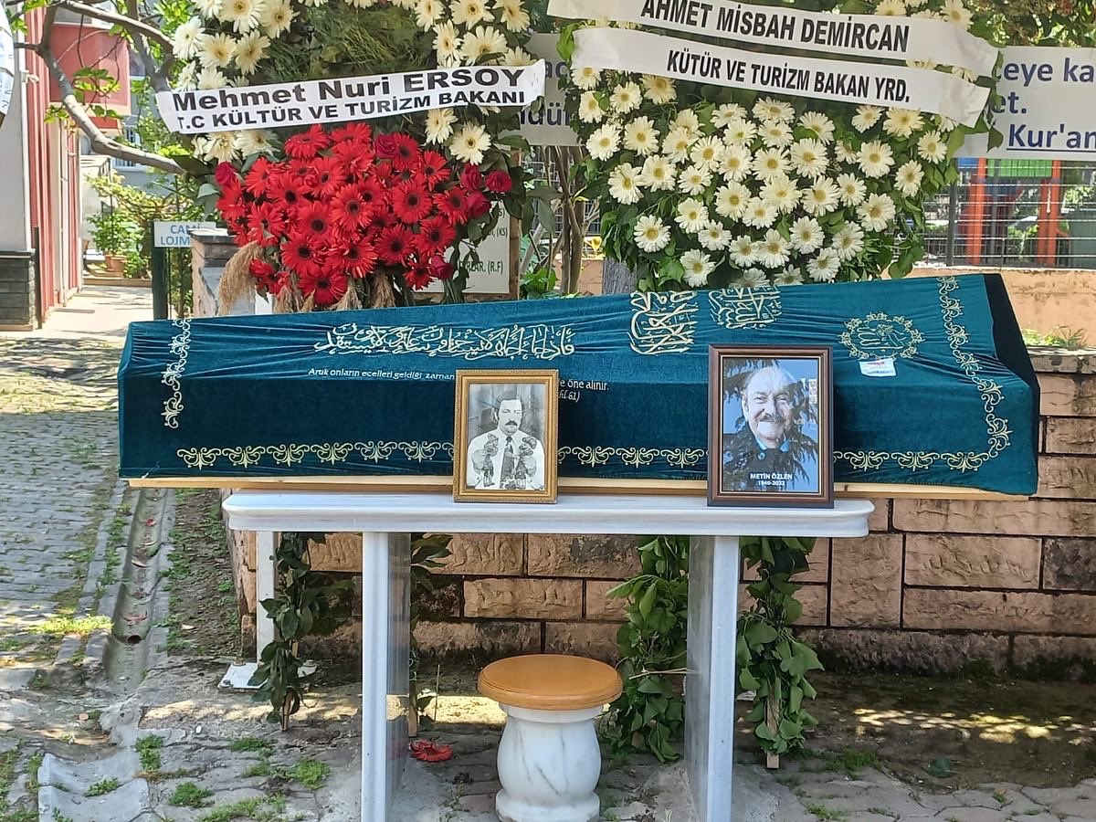 iktm34's tweet photo. Yaşamı boyunca Karagöz sanatının yaşatılması ve aktarılmasına çok önemli katkılar sunan kıymetli sanatçımız, Yaşayan İnsan Hazinelerimizden Metin Özlen'in cenazesi; https://t.co/5iDW3IlNsV