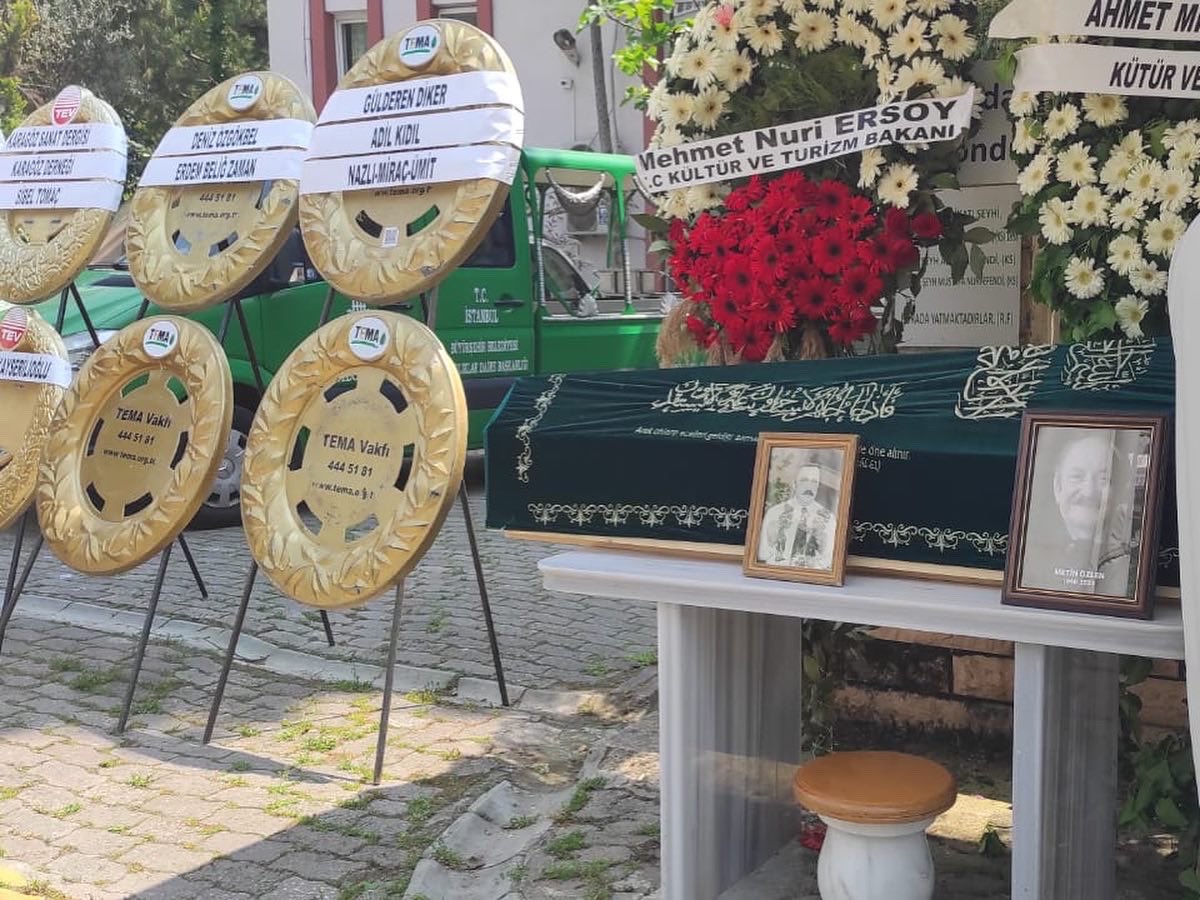 iktm34's tweet photo. Yaşamı boyunca Karagöz sanatının yaşatılması ve aktarılmasına çok önemli katkılar sunan kıymetli sanatçımız, Yaşayan İnsan Hazinelerimizden Metin Özlen'in cenazesi; https://t.co/5iDW3IlNsV