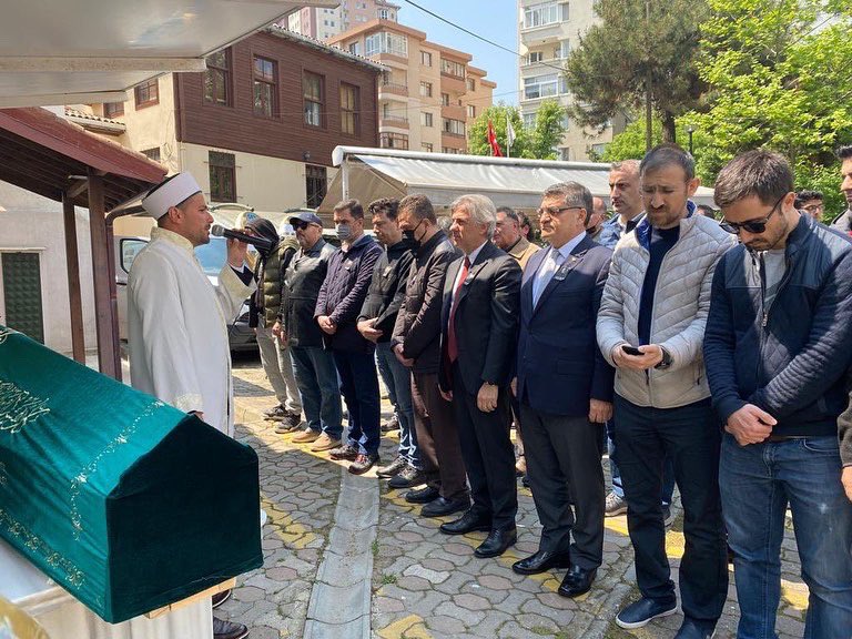 iktm34's tweet photo. Yaşamı boyunca Karagöz sanatının yaşatılması ve aktarılmasına çok önemli katkılar sunan kıymetli sanatçımız, Yaşayan İnsan Hazinelerimizden Metin Özlen'in cenazesi; https://t.co/5iDW3IlNsV