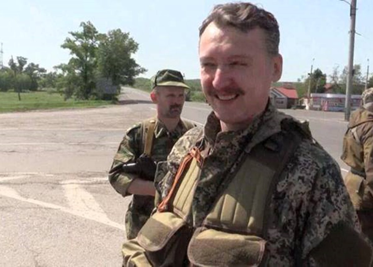 Initially pro-Russian forces in Donbass were comprised from volunteers. Some of them were Russian nationalists or adventurists. Others were members of local administrations and law enforcement. Third were real local volunteers. All were led by a Russian FSB colonel Strelkov