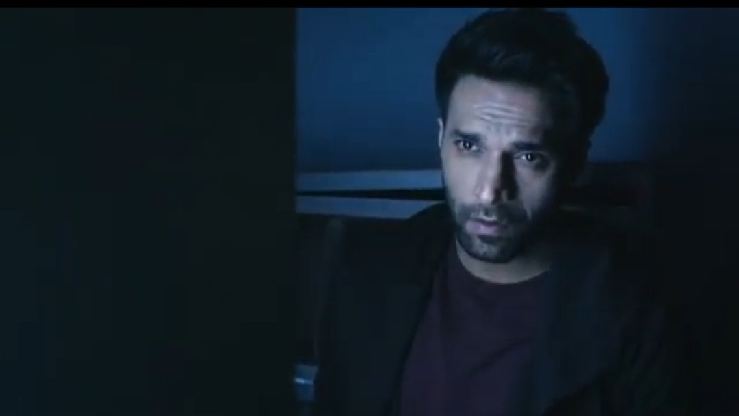 Fandom021314's tweet photo. She could sense his presence around wanting to meet him..
Tat"I Miss U"was intense,filled wid Love,longing n pain
He too wished to hug her tight n soothe his Heart tat went through separation bt is bounded by duty,looking at her frm a dist..
MORAN REUNION
#MoRan #ZiddiDilMaaneNa https://t.co/HHUHNTGnSJ