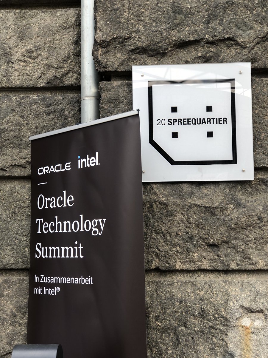 SilviaHurnaus's tweet photo. Tolles Event im 💙 von Berlin. Endlich wieder live und in Farbe. So viele großartige Vorträge, Ideen und Projekte zur #Digitalisierung im öffentlichen Sektor heute gehört. #digistaat kommt mit @Oracle_DE https://t.co/k3j8ZJZGzf