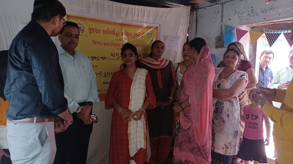 TDOjambhughoda's tweet photo. આજ રોજ તા.કુકાવાવ ની નાની કુકાવાવ ગ્રામ પંચાયત ના ચામુંડા સ્વસહાય જુથ દ્રારા તેમના સી.આઇ.એફ ફંડ માંથી હાયજેનિક શેરડી ના રસ નું મશીન ખરીદ્યુ.જેમાં તા.પં પ્રમુખશ્રી અને નિયામકશ્રી દ્રારા હાજરી આપી આથિઁક રીતે સધ્ધર થવા જણાવ્યું.
@ddoamreli @vmittra @GlpcLivelihood @CMOGuj https://t.co/GkZnCA9F4C