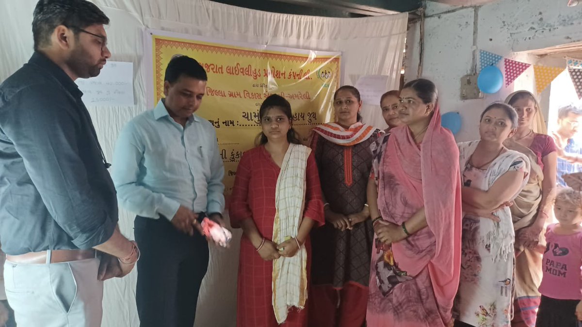 TDOjambhughoda's tweet photo. આજ રોજ તા.કુકાવાવ ની નાની કુકાવાવ ગ્રામ પંચાયત ના ચામુંડા સ્વસહાય જુથ દ્રારા તેમના સી.આઇ.એફ ફંડ માંથી હાયજેનિક શેરડી ના રસ નું મશીન ખરીદ્યુ.જેમાં તા.પં પ્રમુખશ્રી અને નિયામકશ્રી દ્રારા હાજરી આપી આથિઁક રીતે સધ્ધર થવા જણાવ્યું.
@ddoamreli @vmittra @GlpcLivelihood @CMOGuj https://t.co/GkZnCA9F4C