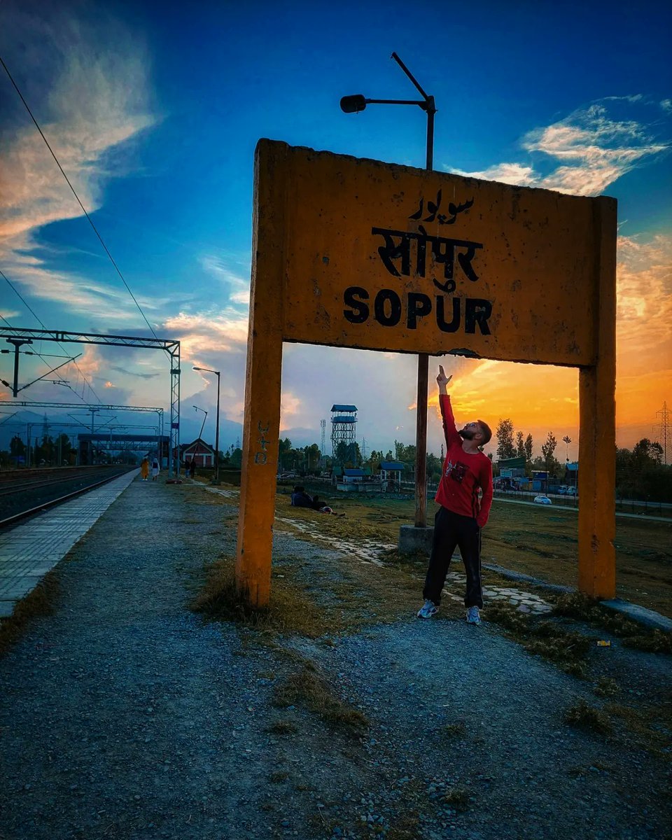 mohsin_mir__'s tweet photo. I'm in love with you 🧡 
_
_
#sopore  #kashmir #railway #railwaystation #railwayphotography #sunset #sunsetlovers #photoshootideas #photographer https://t.co/bqJZfnEKFU