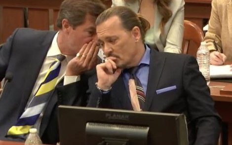 mariomojc's tweet photo. Heard testifica que Depp le exige el tanque de oxígeno a la azafata. Ella dice que comenzó a "aullar como un animal" y luego se encerró en el baño. Después de eso, comenzó a grabar.

La Jueza no está pasando ni una. Acepta TODAS las objeciones por parte de los abogados de Johnny. https://t.co/bvUWtBMjRY