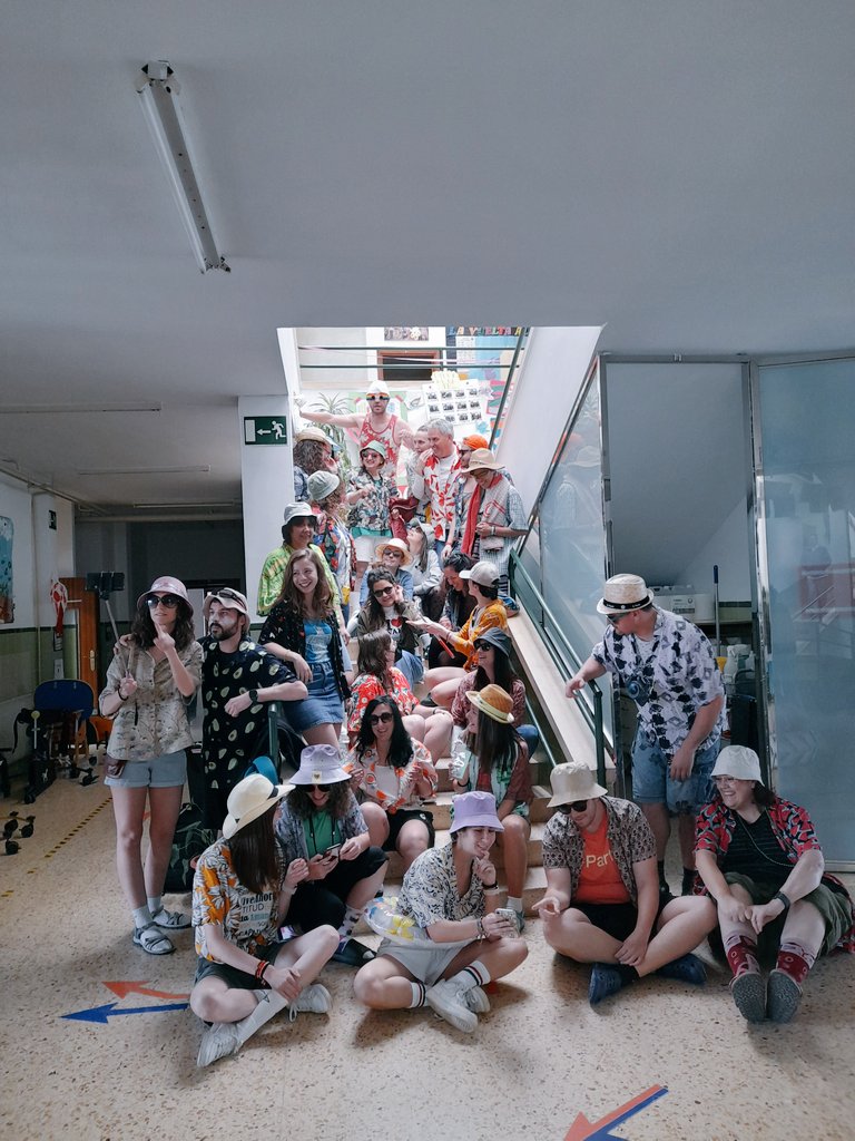 I darrere d'aquesta setmana hi ha un gran equip de professionals amb molt molt d'humor 🤣 Vivim el Carnaval! Visca el Carnaval de Vinaròs! <a href="/CeeBaix/">CEE BAIX MAESTRAT</a>
