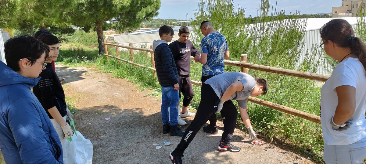 Alumnat de 3r d'ESO de la matèria optativa d'escoles verdes ha participat avui de la campanya "Let's Clean Up Europe" netejant l'itinerari botànic de la Torreta amb l'app de geolocalització Litterati.