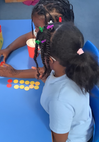 easton_academy's tweet photo. In maths, our year 1 children have been discovering different types of arrays @DBAT_UK @WhiteRoseMaths @booleanmathshub #maths #mathsmastery https://t.co/iMVkgx4daL