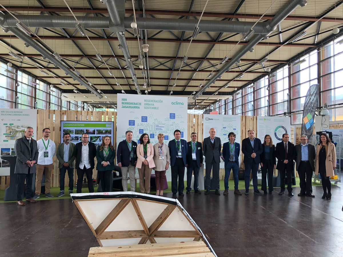 AclimaEuskadi's tweet photo. @arantxa_tapia sailburuak @berdeago azokara eginiko bisitan zehar, aukera izan dugu, #soluzio zirkularrak eta udalerrietako #ingurumen-kalitatearen monitorizazioa natura oinarritutako soluzioekin #NOS lanean ari diren proiektuak eta enpresak aurkezteko https://t.co/UF8PM0AFBo