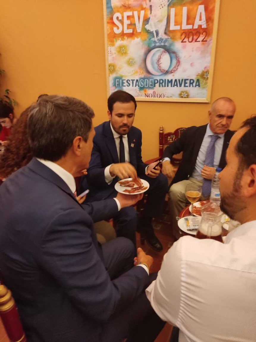 TrixPat8's tweet photo. En 2030 comerás grillos y serás feliz!
-A ver Alberto, dejarás el jamón???
Yo??? No!
Me refiero a vosotros, fachas.
#GarzónDimisión https://t.co/WuYNgcj6Pl