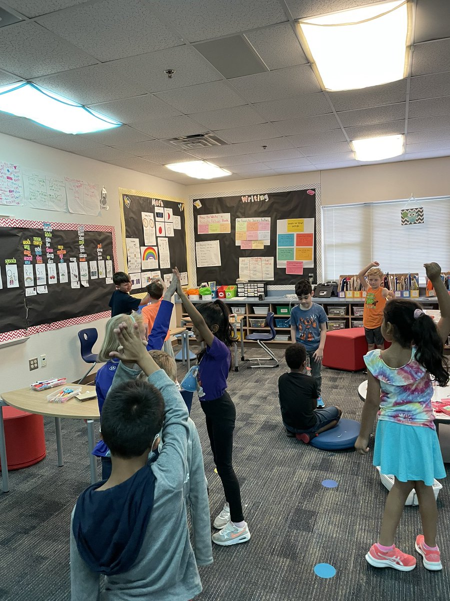 olin_kayla's tweet photo. Using hand up pair up to share our ideas for writing! #sparksspringtraining @edtechsavy @C_E_Dellinger https://t.co/lLkXTv69oW