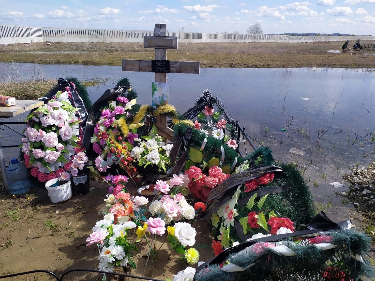 Свежая могила на кладбище