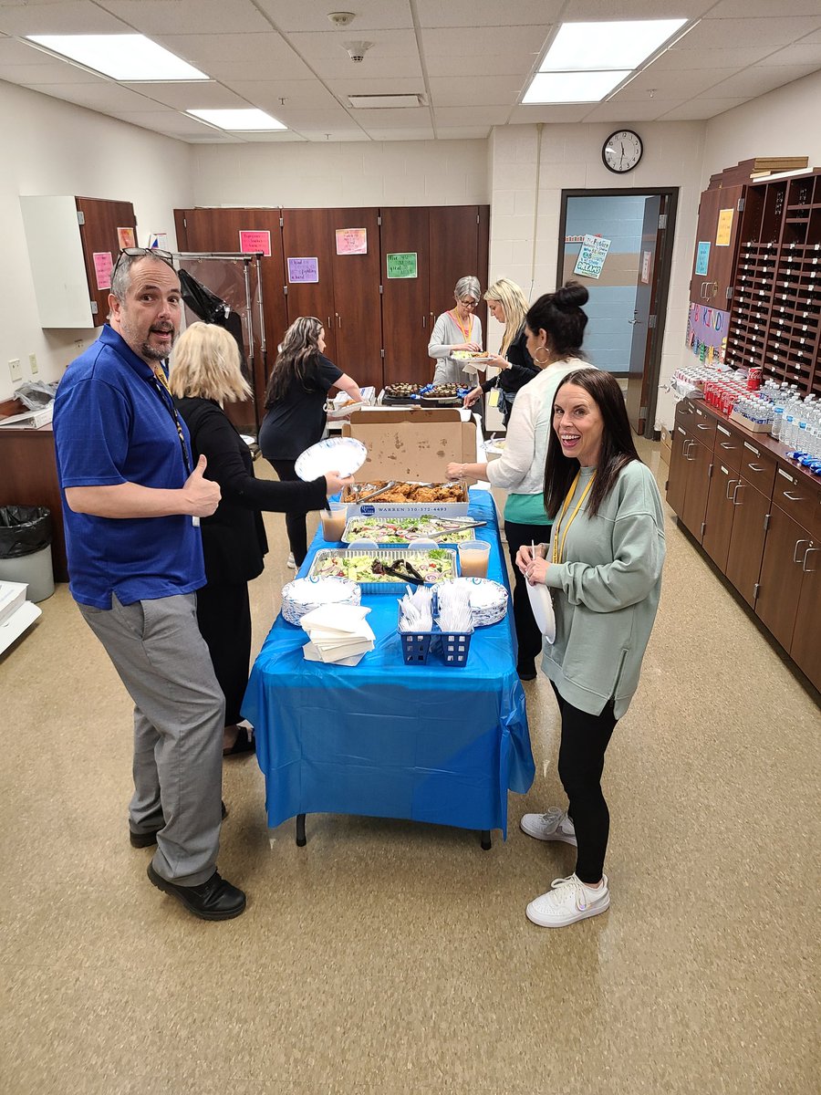 HCBBadger's tweet photo. Hooray for the J teachers!!! We appreciate you 365 days a year! @warrenschools #TheJWCS https://t.co/njhoDNJNiT