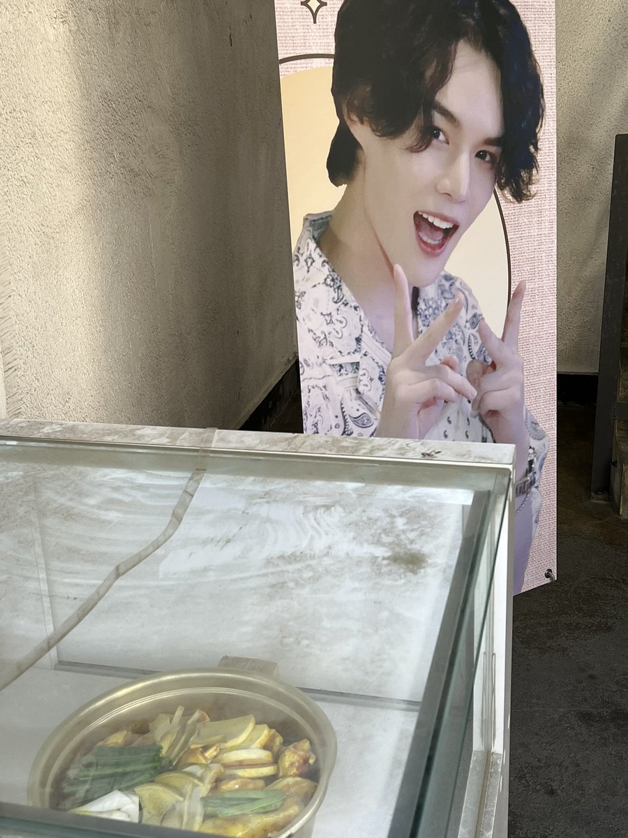 noopy_7's tweet photo. 아 이 절묘한 카페 위치가 너무너무 귀엽고 잘 어울려서ㅋㅋㅋㅋㅋㅠㅠㅠ귀여워서 음식모형 끼고도 찍어줫어요..먹짱 생일은 남다르게.. 
#세준이와_함께하는_소중한_계절
#Cherished_Seasons_with_Sejun https://t.co/j6ifRnDiZw