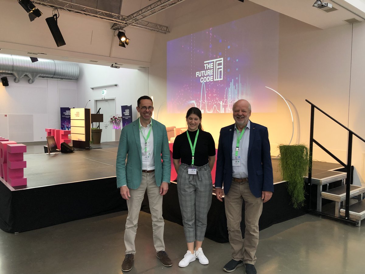 HJFell's tweet photo. Heute auf dem Kongress #TheFutureCode der @vogelcomgroup in Würzburg mit @LReehten, @BoschPresse und Dr. Wolfgang Weber @ZVEIorg: Es herrschte Einigkeit auf dem Podium, dass der Ausbau der #Erneuerbaren mit #Innovationen und #Digitalisierung massiv beschleunigt werden muss. https://t.co/aIn0ByGqVR