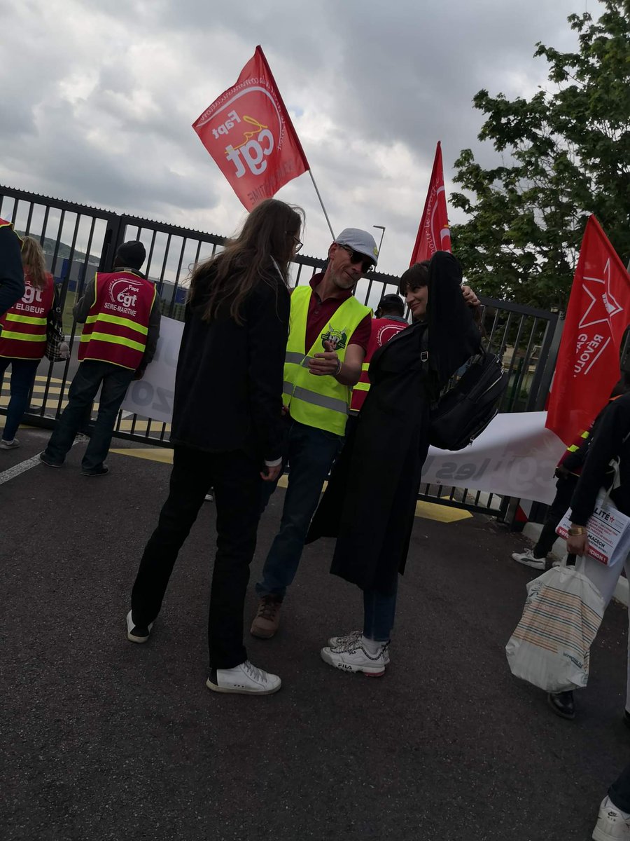 76BRUNEAU's tweet photo. Ce matin avec les sous traitants en livraison d'#amazon pour dénoncer les conditions de travail déplorables #tousensemble #TousMobilisés #tousunis #GJS2022 #GJS #CGT #syndicats @alma_dufour #NUPSE https://t.co/AmOo7vxik1