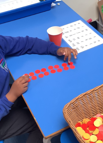 easton_academy's tweet photo. In maths, our year 1 children have been discovering different types of arrays @DBAT_UK @WhiteRoseMaths @booleanmathshub #maths #mathsmastery https://t.co/iMVkgx4daL
