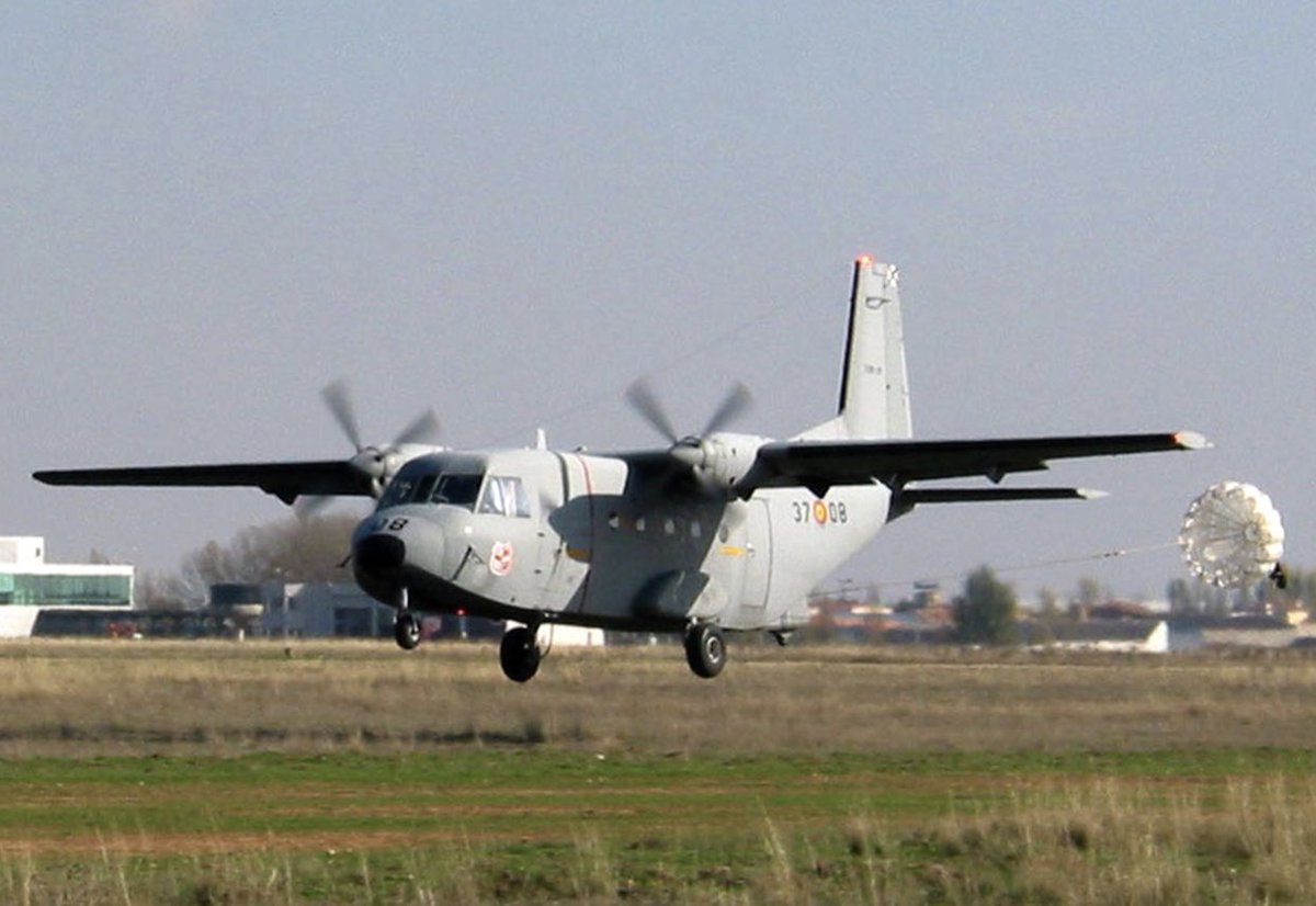 EjercitoAire's tweet image. Conoce nuestras unidades 🧐

El #ALA37 tiene como misión principal el transporte aéreo de personal, de mercancías, así como el lanzamiento paracaidista y de cargas ✈️🪂📦 

Hilo 🧵 no te lo pierdas 👇🏽