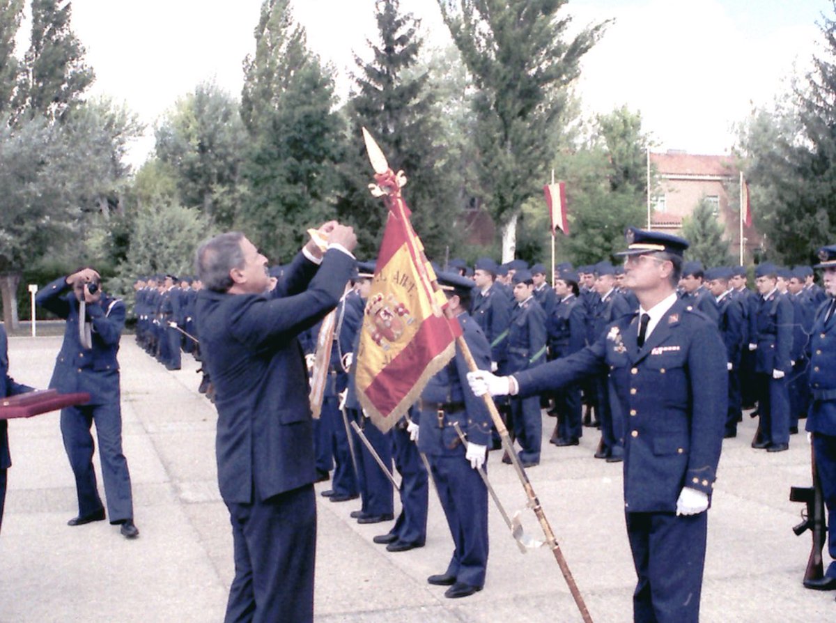 EjercitoAire's tweet image. Al #ALA37 le es concedida la Corbata de Isabel la Católica como prueba de aprecio por su comportamiento extraordinario en beneficio de la nación española 🇪🇸
