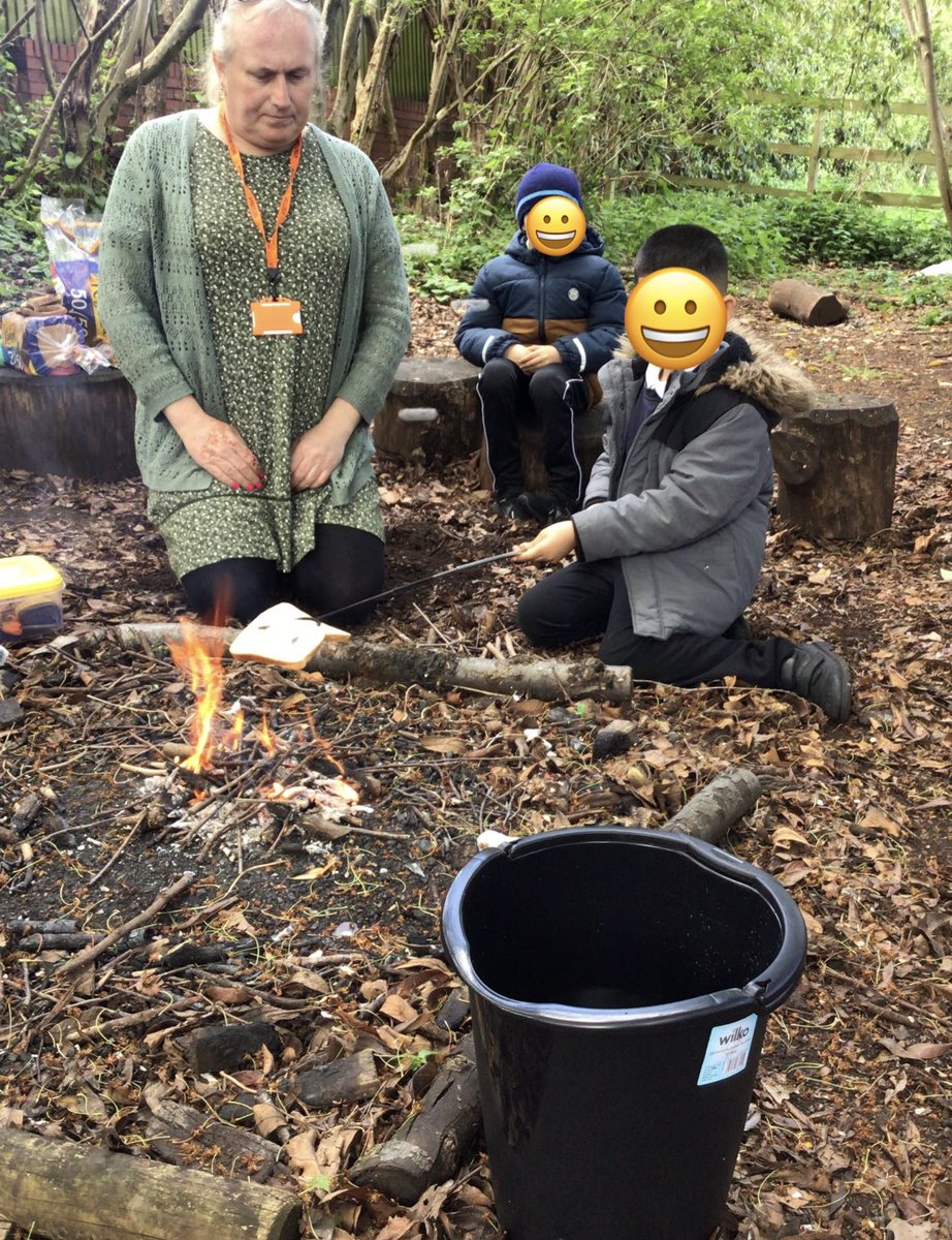 Year 1 & 2 enjoyed making toast over the fire this morning at forest school! 🔥 🌳 @mrsrmurad @BEPvoice @AETAcademies @BirminghamEdu @FSBCIC